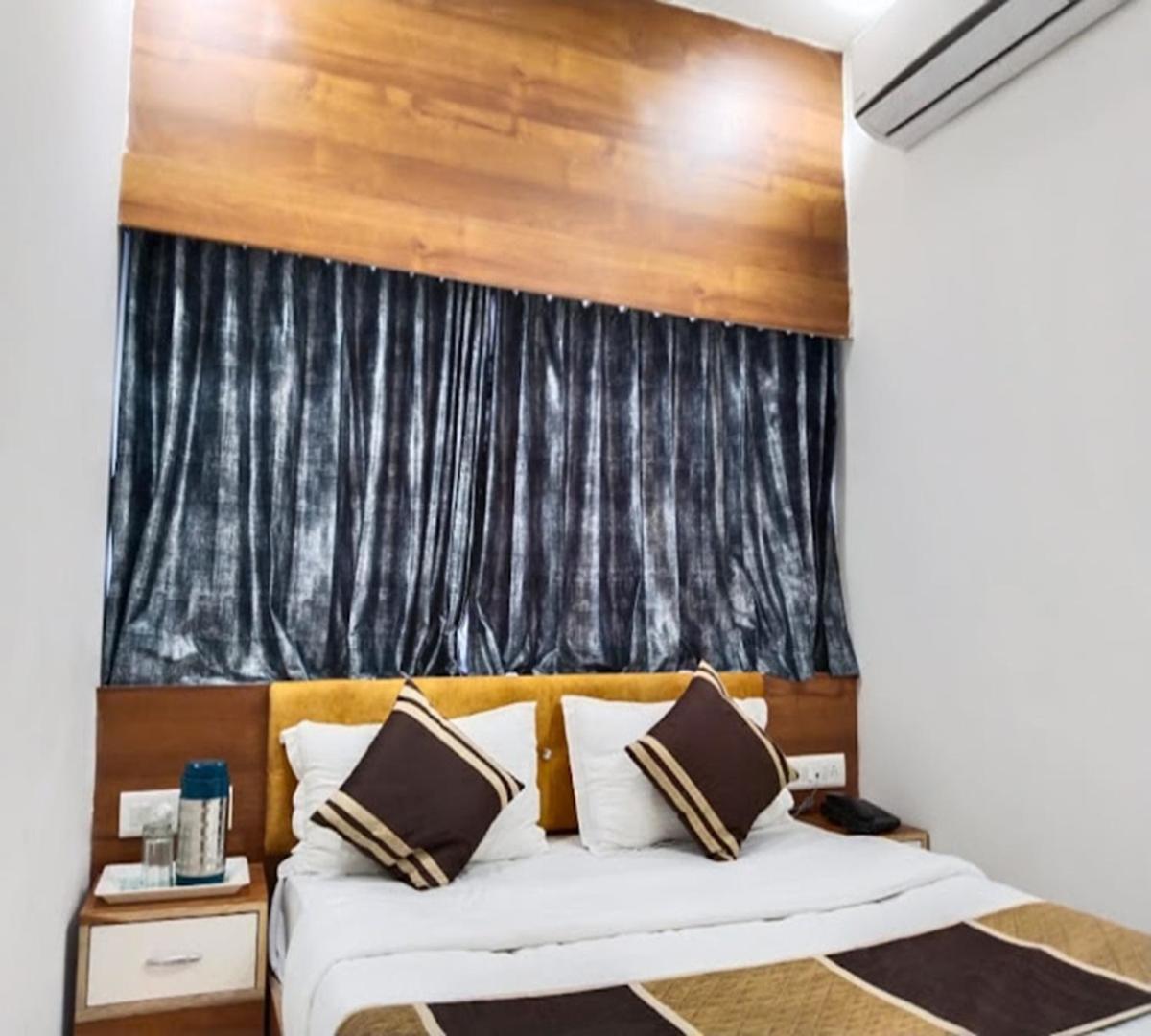 Galaxy Inn Hotel Ахмедабад Экстерьер фото
