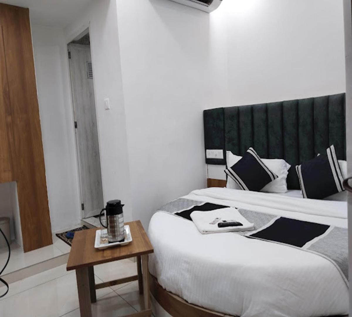 Galaxy Inn Hotel Ахмедабад Экстерьер фото