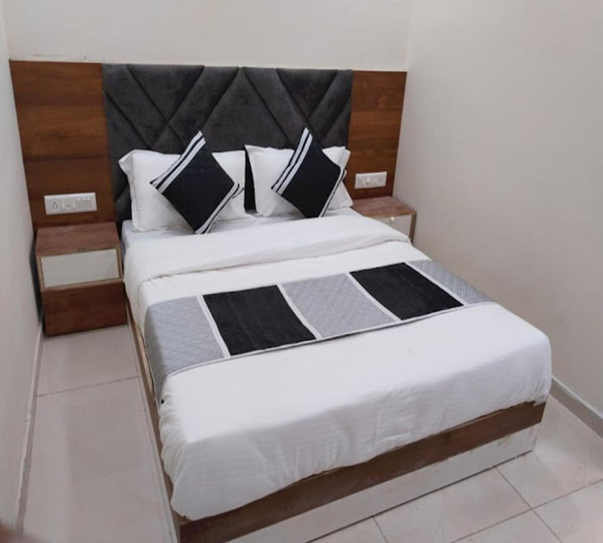 Galaxy Inn Hotel Ахмедабад Экстерьер фото